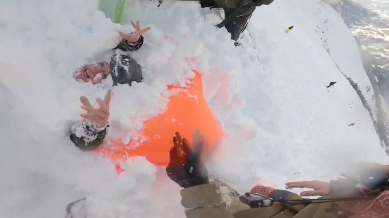 Lavina zasypala snowboardistky na svahu, dramatické video slouží jako varování